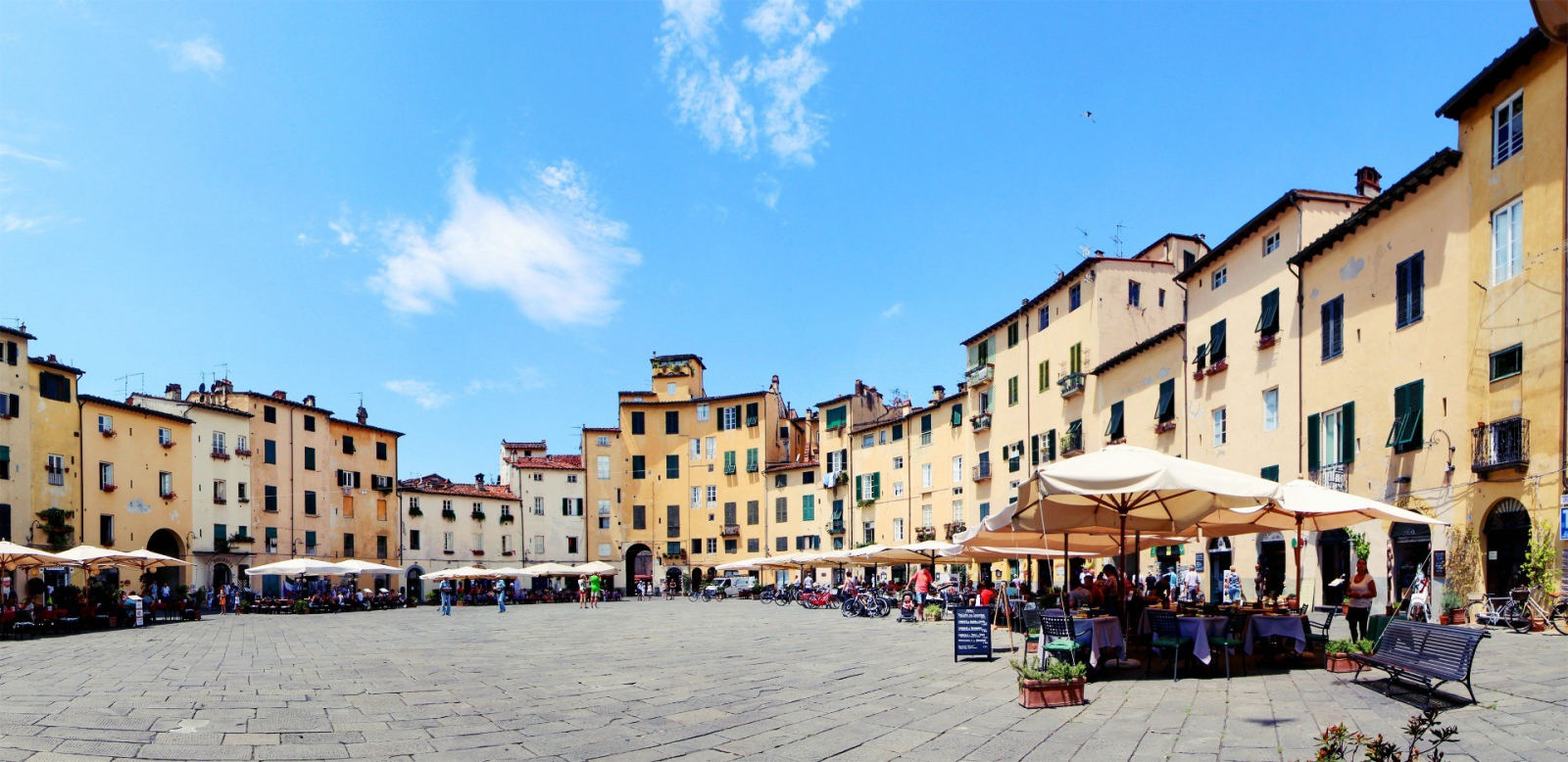 Piazza dell'Anfiteatro in Lucca